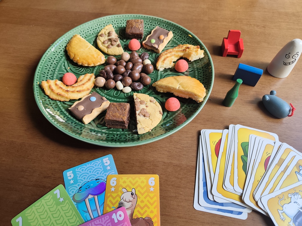 Une assiette de différents petits gateaux dans une assiette avec des jeux autour