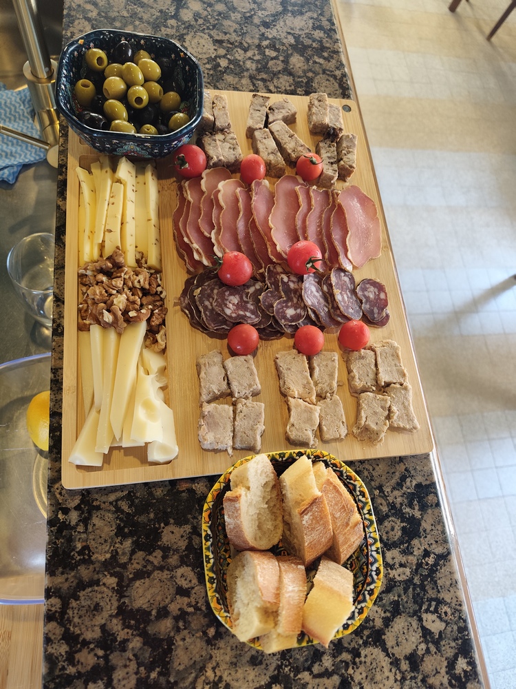une planche charcuteries et fromages