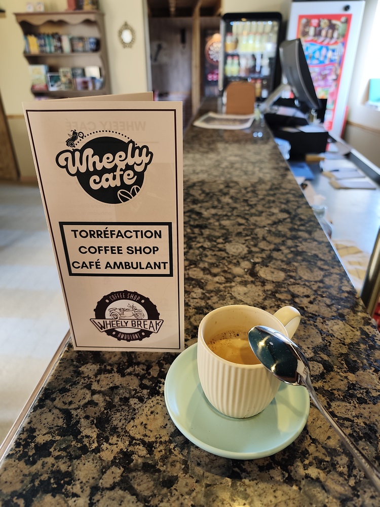 un café sur un bar
